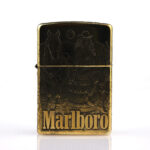 Orijinal Zippo Classic çakmak, Marlboro temalı 360° gold renk yüzeye sahip dikkat çekici ve koleksiyonluk Zippo modeli – Ateş Premium.