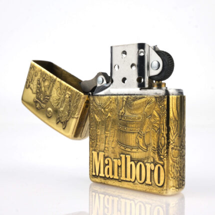 Orijinal Zippo Classic çakmak, Marlboro temalı 360° gold renk yüzeye sahip dikkat çekici ve koleksiyonluk Zippo modeli – Ateş Premium.