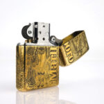 Orijinal Zippo Classic çakmak, Marlboro temalı 360° gold renk yüzeye sahip dikkat çekici ve koleksiyonluk Zippo modeli – Ateş Premium.