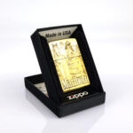 Orijinal Zippo Classic çakmak, Marlboro temalı 360° gold renk yüzeye sahip dikkat çekici ve koleksiyonluk Zippo modeli – Ateş Premium.