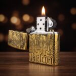 Orijinal Zippo Classic çakmak, Marlboro Design 360° yüzey uygulaması ve limitli seri yapısıyla öne çıkan koleksiyonluk Zippo modeli – Ateş Premium.