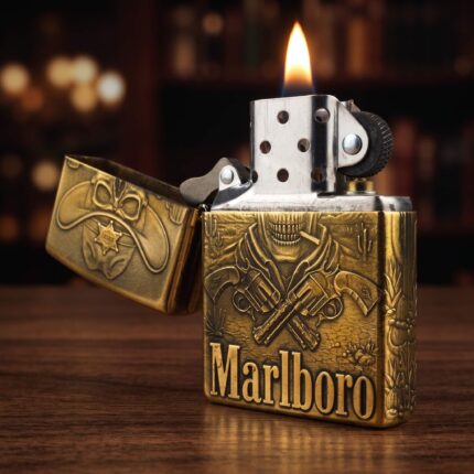 Orijinal Zippo Classic çakmak, Marlboro Design 360° yüzey uygulaması ve limitli seri yapısıyla öne çıkan koleksiyonluk Zippo modeli – Ateş Premium.