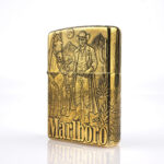 Orijinal Zippo Classic çakmak, Marlboro Design 360° yüzey uygulaması ve limitli seri yapısıyla öne çıkan koleksiyonluk Zippo modeli – Ateş Premium.