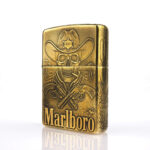 Orijinal Zippo Classic çakmak, Marlboro Design 360° yüzey uygulaması ve limitli seri yapısıyla öne çıkan koleksiyonluk Zippo modeli – Ateş Premium.