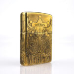 Orijinal Zippo Classic çakmak, Marlboro Design 360° yüzey uygulaması ve limitli seri yapısıyla öne çıkan koleksiyonluk Zippo modeli – Ateş Premium.