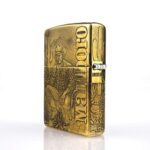 Orijinal Zippo Classic çakmak, Marlboro Design 360° yüzey uygulaması ve limitli seri yapısıyla öne çıkan koleksiyonluk Zippo modeli – Ateş Premium.