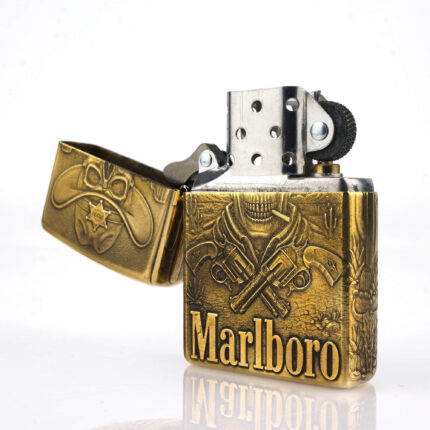 Orijinal Zippo Classic çakmak, Marlboro Design 360° yüzey uygulaması ve limitli seri yapısıyla öne çıkan koleksiyonluk Zippo modeli – Ateş Premium.