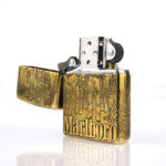 Orijinal Zippo Classic çakmak, Marlboro Design 360° yüzey uygulaması ve limitli seri yapısıyla öne çıkan koleksiyonluk Zippo modeli – Ateş Premium.