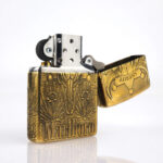 Orijinal Zippo Classic çakmak, Marlboro Design 360° yüzey uygulaması ve limitli seri yapısıyla öne çıkan koleksiyonluk Zippo modeli – Ateş Premium.
