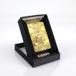 Orijinal Zippo Classic çakmak, Marlboro Design 360° yüzey uygulaması ve limitli seri yapısıyla öne çıkan koleksiyonluk Zippo modeli – Ateş Premium.