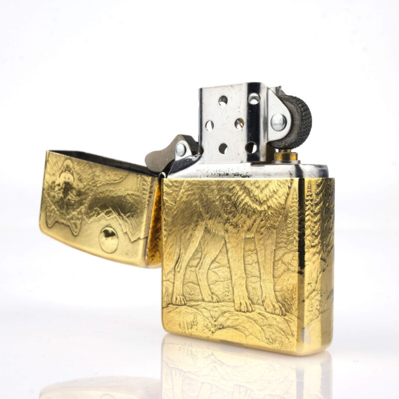 Orijinal Zippo Classic çakmak, Wolf Design 360° yüzey uygulaması ve kurt desenli görünümüyle öne çıkan şık Zippo modeli – Ateş Premium.
