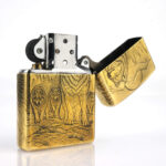 Orijinal Zippo Classic çakmak, Wolf Design 360° yüzey uygulaması ve kurt desenli görünümüyle öne çıkan şık Zippo modeli – Ateş Premium.