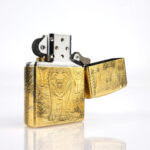Orijinal Zippo Classic çakmak, Wolf Design 360° yüzey uygulaması ve kurt desenli görünümüyle öne çıkan şık Zippo modeli – Ateş Premium.