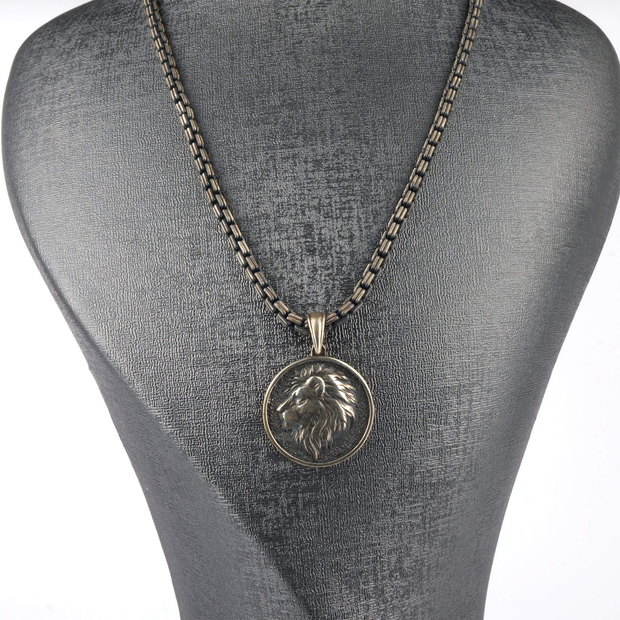 sik-kolye-paslanmaz-celik-taki-aksesuar-erkek-kolye-hediyelik-dogal-tasli-vintage-gotik-mistik-ruzgarlik-moda-aksesuar-ates-premium (3) Aslan figürlü gümüş erkek kolye, yuvarlak kolye ucu, kabartmalı aslan başı detayı ve metal zincir yapısıyla Ateş Premium.