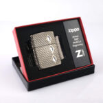Orijinal Zippo Luxury Armor çakmak, koyu silver metalik gövdesi, geometrik kabartmalı yüzeyi ve üç adet diamond görünümlü taş detayıyla öne çıkan premium koleksiyonluk Zippo çakmak modeli – Ateş Premium.