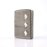 Orijinal Zippo Luxury Armor çakmak, koyu silver metalik gövdesi, geometrik kabartmalı yüzeyi ve üç adet diamond görünümlü taş detayıyla öne çıkan premium koleksiyonluk Zippo çakmak modeli – Ateş Premium.