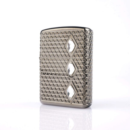 Orijinal Zippo Luxury Armor çakmak, koyu silver metalik gövdesi, geometrik kabartmalı yüzeyi ve üç adet diamond görünümlü taş detayıyla öne çıkan premium koleksiyonluk Zippo çakmak modeli – Ateş Premium.