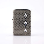 Orijinal Zippo Luxury Armor çakmak, koyu silver metalik gövdesi, geometrik kabartmalı yüzeyi ve üç adet diamond görünümlü taş detayıyla öne çıkan premium koleksiyonluk Zippo çakmak modeli – Ateş Premium.