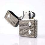 Orijinal Zippo Luxury Armor çakmak, koyu silver metalik gövdesi, geometrik kabartmalı yüzeyi ve üç adet diamond görünümlü taş detayıyla öne çıkan premium koleksiyonluk Zippo çakmak modeli – Ateş Premium.