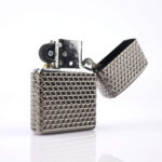 Orijinal Zippo Luxury Armor çakmak, koyu silver metalik gövdesi, geometrik kabartmalı yüzeyi ve üç adet diamond görünümlü taş detayıyla öne çıkan premium koleksiyonluk Zippo çakmak modeli – Ateş Premium.