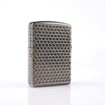 Orijinal Zippo Luxury Armor çakmak, koyu silver metalik gövdesi, geometrik kabartmalı yüzeyi ve üç adet diamond görünümlü taş detayıyla öne çıkan premium koleksiyonluk Zippo çakmak modeli – Ateş Premium.