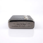 Orijinal Zippo Luxury Armor çakmak, koyu silver metalik gövdesi, geometrik kabartmalı yüzeyi ve üç adet diamond görünümlü taş detayıyla öne çıkan premium koleksiyonluk Zippo çakmak modeli – Ateş Premium.
