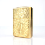 Orijinal Zippo Armor çakmak, gold tonlu gövdesi, Afrodit figürü ve dekoratif kabartmalı yüzeyiyle öne çıkan kalın gövdeli premium Zippo çakmak modeli – Ateş Premium.