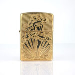 Orijinal Zippo Armor çakmak, gold tonlu gövdesi, Afrodit figürü ve dekoratif kabartmalı yüzeyiyle öne çıkan kalın gövdeli premium Zippo çakmak modeli – Ateş Premium.