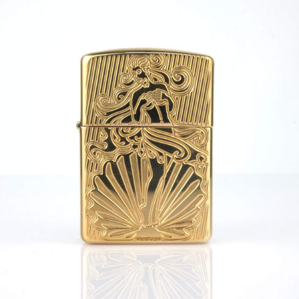 Orijinal Zippo Armor çakmak, gold tonlu gövdesi, Afrodit figürü ve dekoratif kabartmalı yüzeyiyle öne çıkan kalın gövdeli premium Zippo çakmak modeli – Ateş Premium.