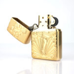 Orijinal Zippo Armor çakmak, gold tonlu gövdesi, Afrodit figürü ve dekoratif kabartmalı yüzeyiyle öne çıkan kalın gövdeli premium Zippo çakmak modeli – Ateş Premium.