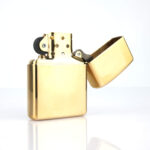 Orijinal Zippo Armor çakmak, gold tonlu gövdesi, Afrodit figürü ve dekoratif kabartmalı yüzeyiyle öne çıkan kalın gövdeli premium Zippo çakmak modeli – Ateş Premium.