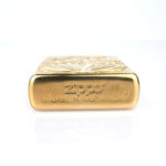 Orijinal Zippo Armor çakmak, gold tonlu gövdesi, Afrodit figürü ve dekoratif kabartmalı yüzeyiyle öne çıkan kalın gövdeli premium Zippo çakmak modeli – Ateş Premium.