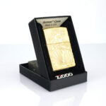 Orijinal Zippo Armor çakmak, gold tonlu gövdesi, Afrodit figürü ve dekoratif kabartmalı yüzeyiyle öne çıkan kalın gövdeli premium Zippo çakmak modeli – Ateş Premium.
