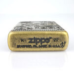 Orijinal Zippo Armor çakmak, antique brass görünümü, harf ve rakam motifleri ile 360 derece çoklu işleme detaylarıyla öne çıkan kalın gövdeli premium Zippo çakmak modeli – Ateş Premium.