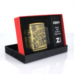 Orijinal Zippo Armor çakmak, antique brass görünümü, harf ve rakam motifleri ile 360 derece çoklu işleme detaylarıyla öne çıkan kalın gövdeli premium Zippo çakmak modeli – Ateş Premium.