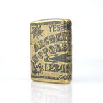 Orijinal Zippo Armor çakmak, antique brass görünümü, harf ve rakam motifleri ile 360 derece çoklu işleme detaylarıyla öne çıkan kalın gövdeli premium Zippo çakmak modeli – Ateş Premium.