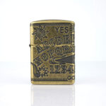 Orijinal Zippo Armor çakmak, antique brass görünümü, harf ve rakam motifleri ile 360 derece çoklu işleme detaylarıyla öne çıkan kalın gövdeli premium Zippo çakmak modeli – Ateş Premium.