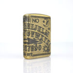 Orijinal Zippo Armor çakmak, antique brass görünümü, harf ve rakam motifleri ile 360 derece çoklu işleme detaylarıyla öne çıkan kalın gövdeli premium Zippo çakmak modeli – Ateş Premium.