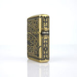 Orijinal Zippo Armor çakmak, antique brass görünümü, harf ve rakam motifleri ile 360 derece çoklu işleme detaylarıyla öne çıkan kalın gövdeli premium Zippo çakmak modeli – Ateş Premium.