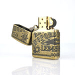 Orijinal Zippo Armor çakmak, antique brass görünümü, harf ve rakam motifleri ile 360 derece çoklu işleme detaylarıyla öne çıkan kalın gövdeli premium Zippo çakmak modeli – Ateş Premium.