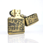 Orijinal Zippo Armor çakmak, antique brass görünümü, harf ve rakam motifleri ile 360 derece çoklu işleme detaylarıyla öne çıkan kalın gövdeli premium Zippo çakmak modeli – Ateş Premium.