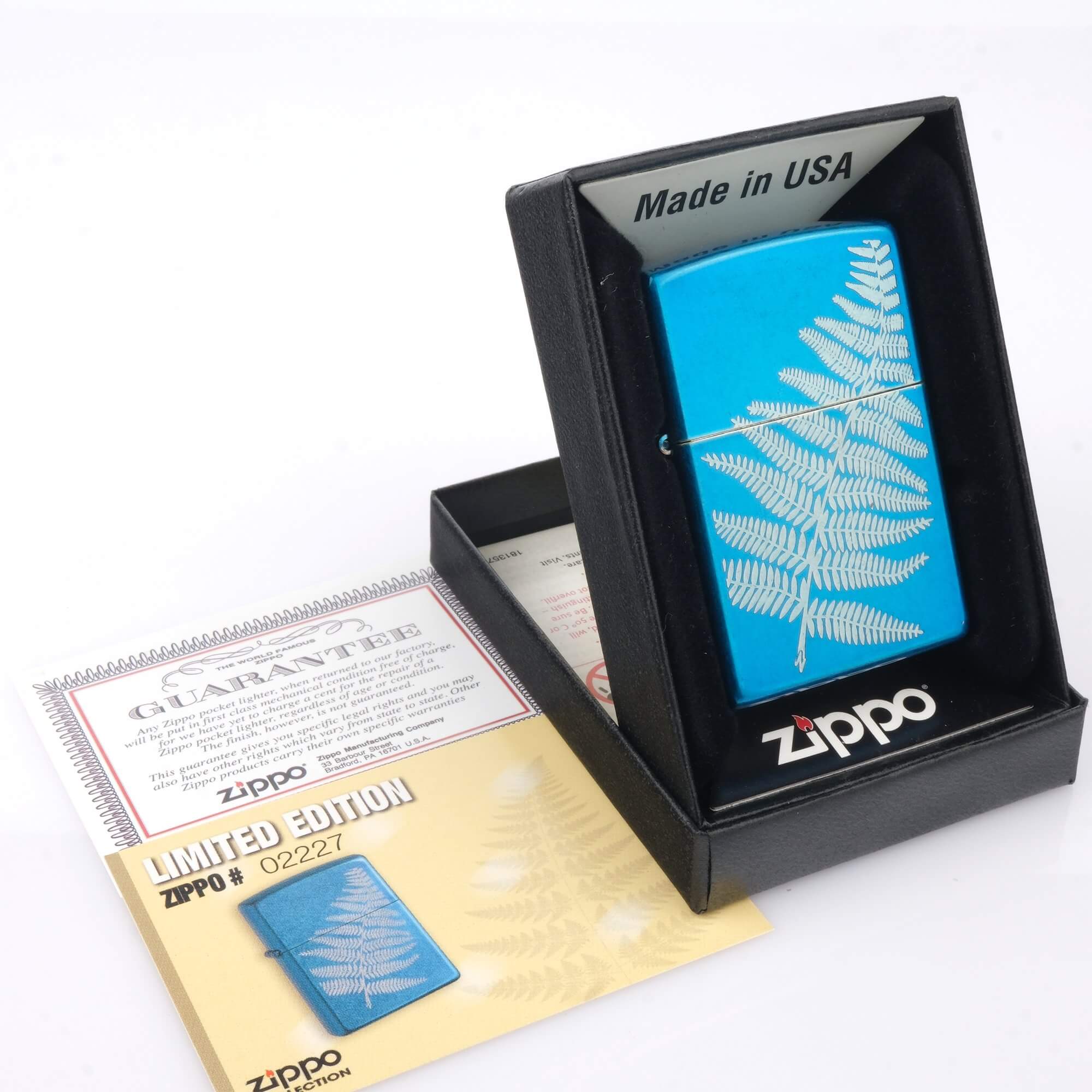 zippo-blue-leaf-design-limited-edition-koleksiyonluk-collection-classic-cakmak-hediyelik-kitapcikli-booklet-orijinal-zippo-ates-premium (7) Blue Leaf Design Limited Koleksiyonluk Zippo Çakmak (Kitapçıklı Set) - Görsel 1