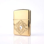 Orijinal Zippo Armor çakmak, altın tonlu parlak gövdesi ve diamond design taş detaylı özel tasarımıyla öne çıkan kalın gövdeli premium Zippo çakmak modeli – Ateş Premium Armor Zippo koleksiyonu.