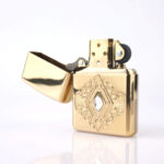 Orijinal Zippo Armor çakmak, altın tonlu parlak gövdesi ve diamond design taş detaylı özel tasarımıyla öne çıkan kalın gövdeli premium Zippo çakmak modeli – Ateş Premium Armor Zippo koleksiyonu.