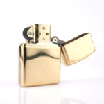 Orijinal Zippo Armor çakmak, altın tonlu parlak gövdesi ve diamond design taş detaylı özel tasarımıyla öne çıkan kalın gövdeli premium Zippo çakmak modeli – Ateş Premium Armor Zippo koleksiyonu.