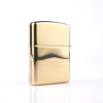 Orijinal Zippo Armor çakmak, altın tonlu parlak gövdesi ve diamond design taş detaylı özel tasarımıyla öne çıkan kalın gövdeli premium Zippo çakmak modeli – Ateş Premium Armor Zippo koleksiyonu.
