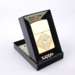 Orijinal Zippo Armor çakmak, altın tonlu parlak gövdesi ve diamond design taş detaylı özel tasarımıyla öne çıkan kalın gövdeli premium Zippo çakmak modeli – Ateş Premium Armor Zippo koleksiyonu.