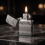 Orijinal Zippo Armor çakmak, parlak gümüş tonlu gövdesi ve Diamond Plate Design kabartmalı desenleriyle öne çıkan kalın gövdeli premium Zippo çakmak modeli – Ateş Premium Armor Zippo koleksiyonu.