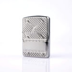 Orijinal Zippo Armor çakmak, parlak gümüş tonlu gövdesi ve Diamond Plate Design kabartmalı desenleriyle öne çıkan kalın gövdeli premium Zippo çakmak modeli – Ateş Premium Armor Zippo koleksiyonu.