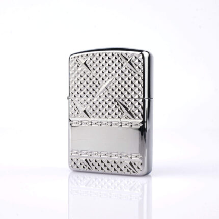 Orijinal Zippo Armor çakmak, parlak gümüş tonlu gövdesi ve Diamond Plate Design kabartmalı desenleriyle öne çıkan kalın gövdeli premium Zippo çakmak modeli – Ateş Premium Armor Zippo koleksiyonu.